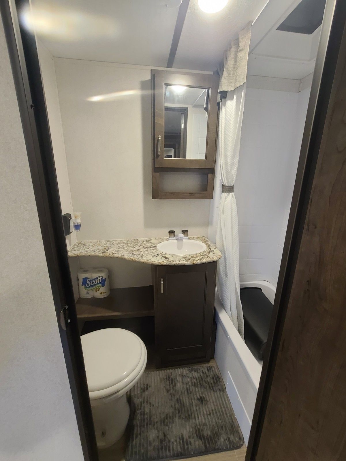 Photo 12 - 2020 Keystone Rv Travel Trailer rental photo 14