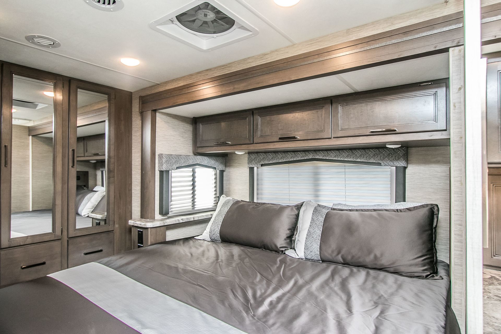 Photo 1 - 2022 Thor Class C Motorhome rental photo 14