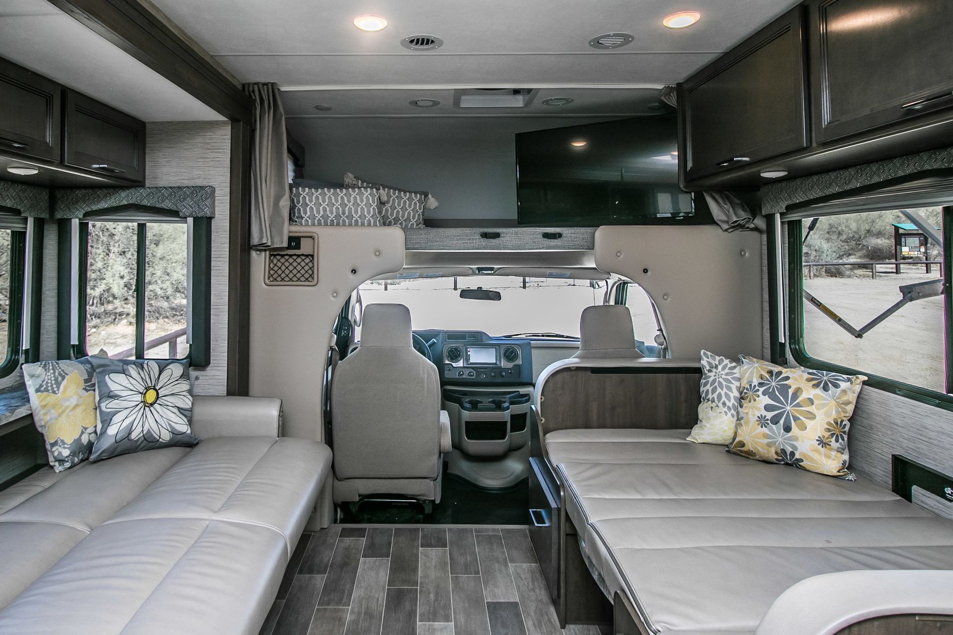 Photo 2 - 2022 Thor Class C Motorhome rental photo 29
