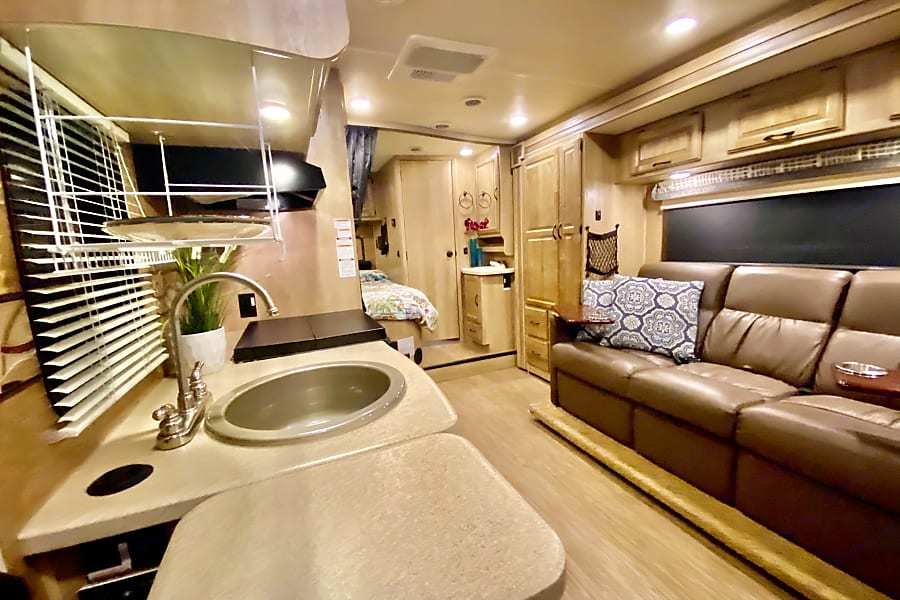 Photo 9 - 2020 Coachmen Class C Motorhome rental photo 11