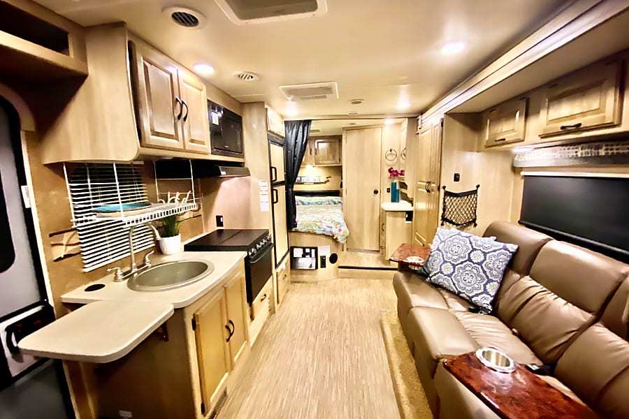 Photo 15 - 2020 Coachmen Class C Motorhome rental photo 17