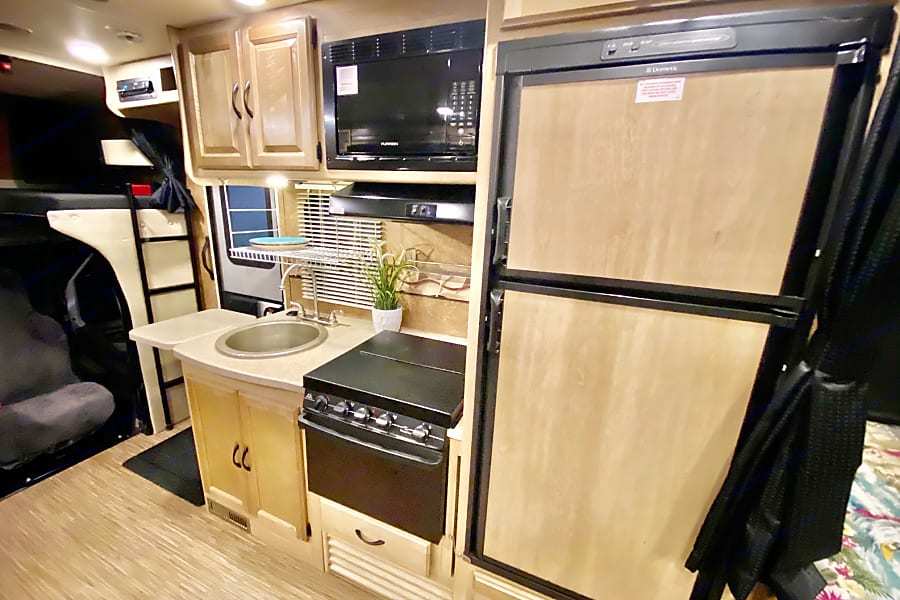 Photo 16 - 2020 Coachmen Class C Motorhome rental photo 18