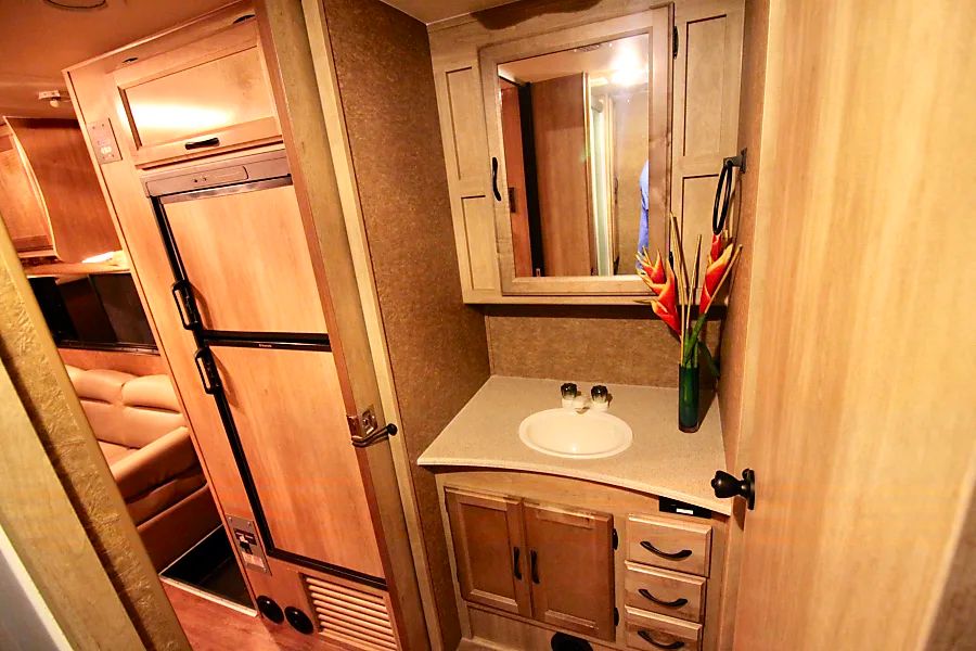 Photo 4 - 2014 Coachmen Class C Motorhome rental photo 6