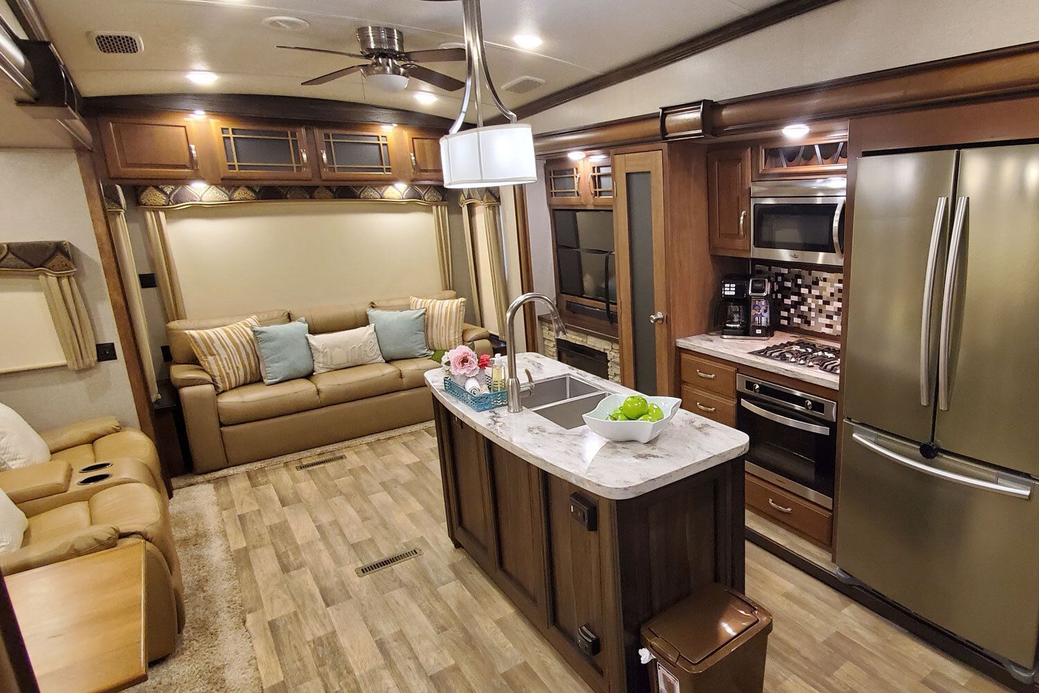 Photo 16 - 2020 Keystone Fifth Wheel rental photo 18