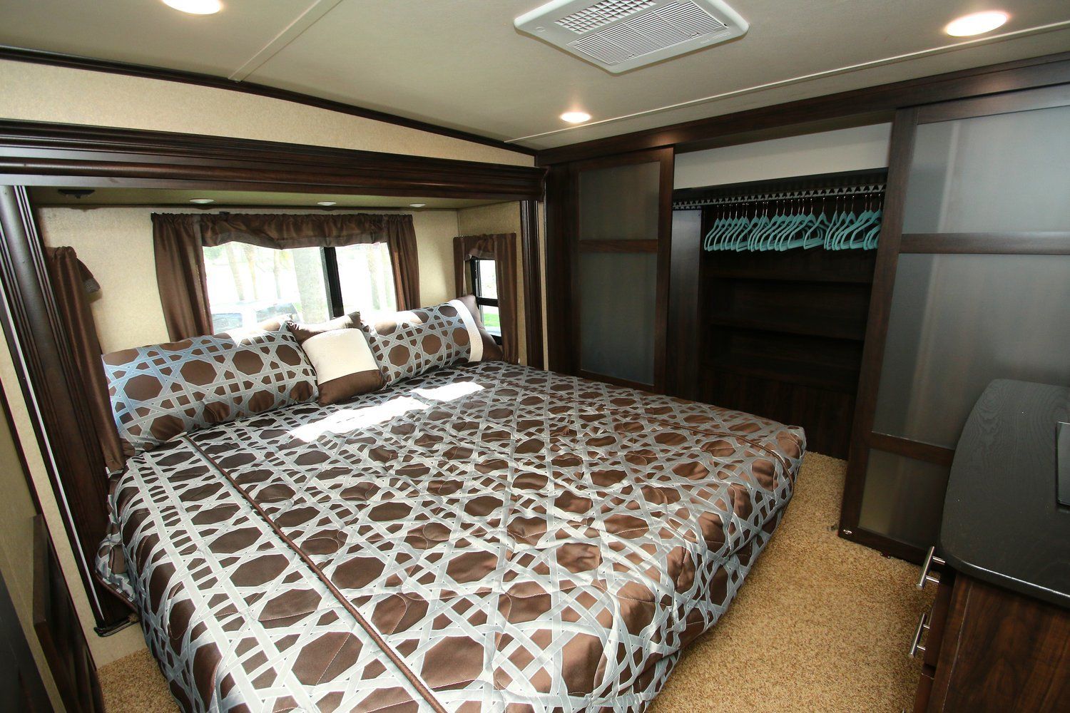 Photo 14 - 2020 Forest River Fifth Wheel rental photo 16