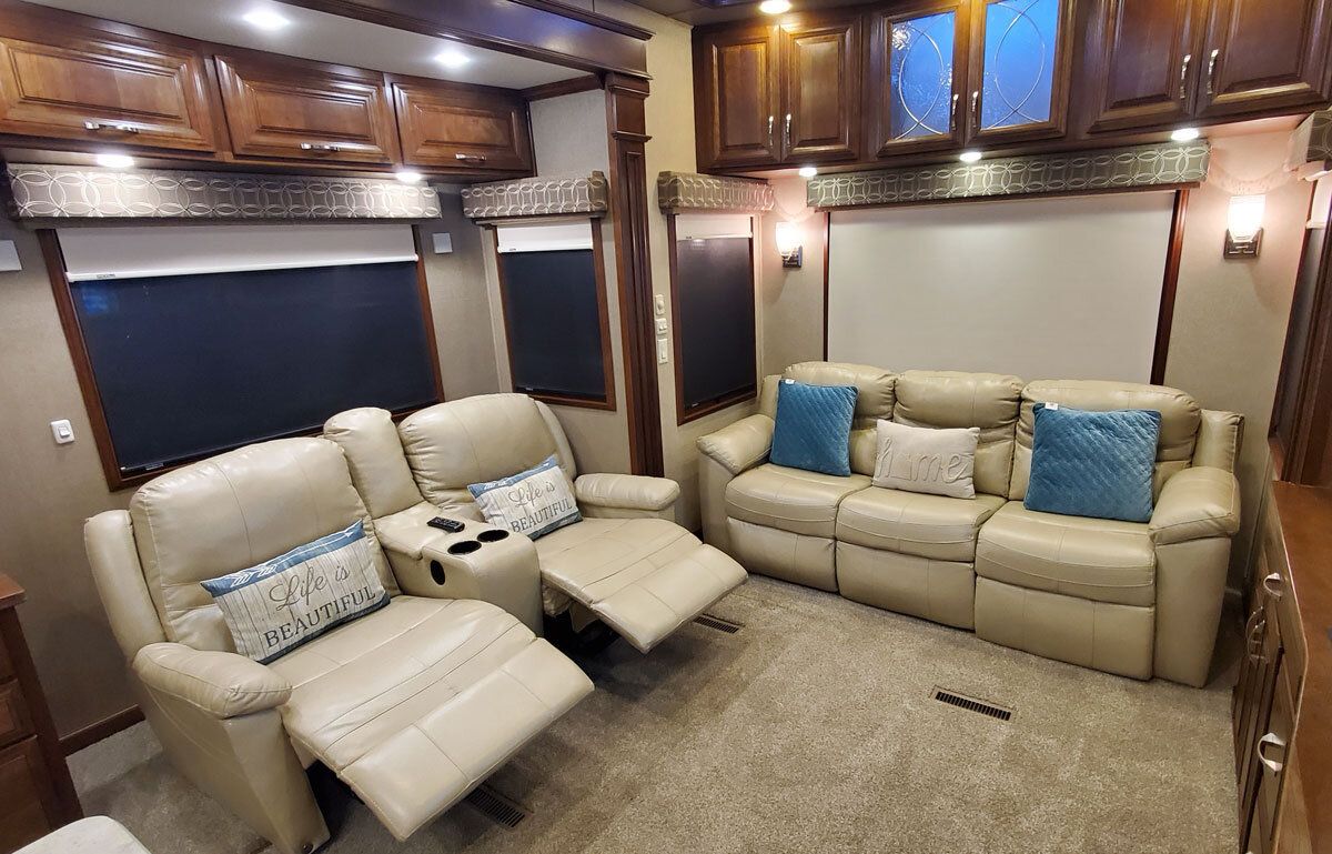Photo 14 - 2020 DRV Fifth Wheel rental photo 16