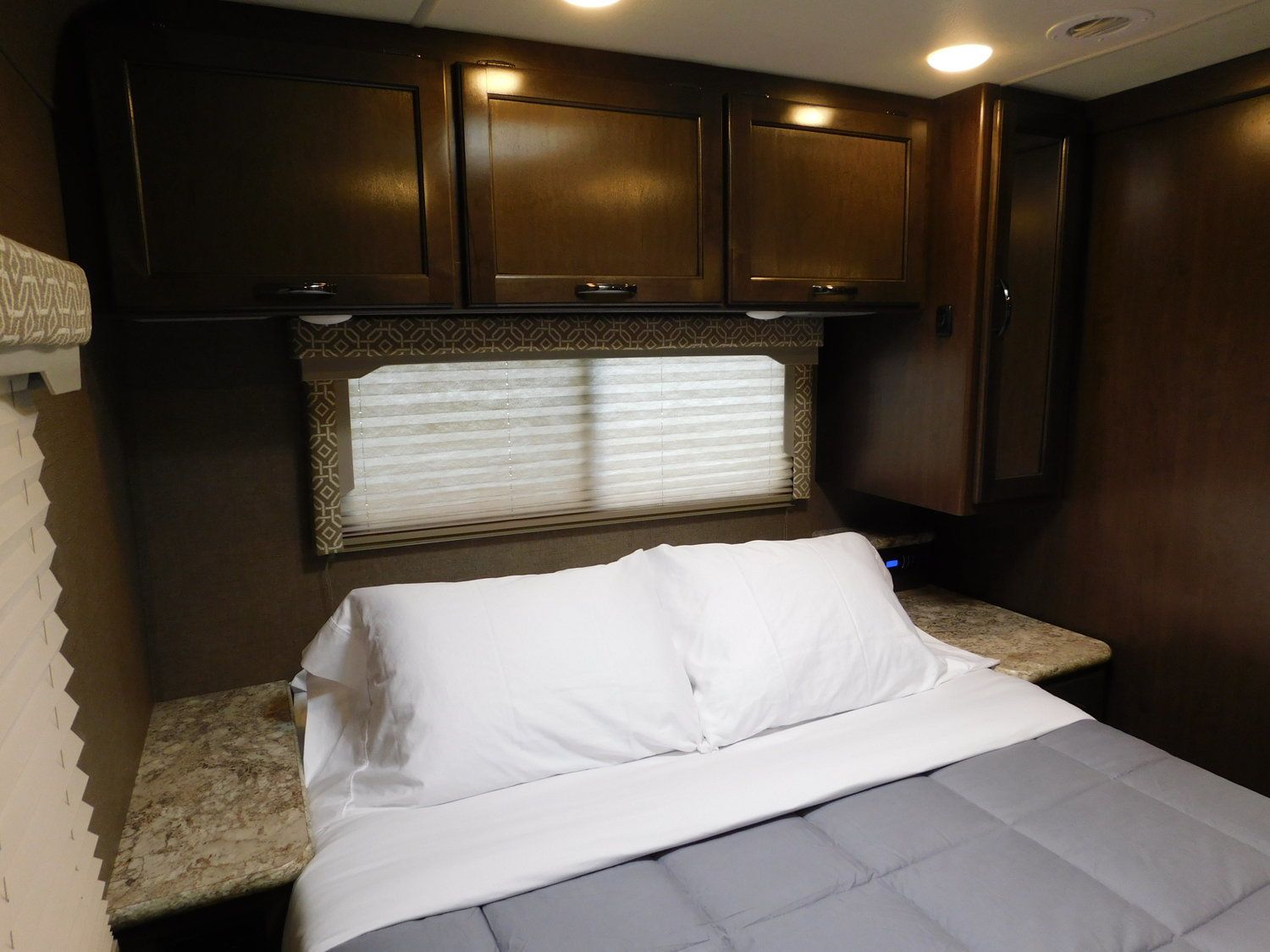Photo 13 - 2020 Thor Class C Motorhome rental photo 15