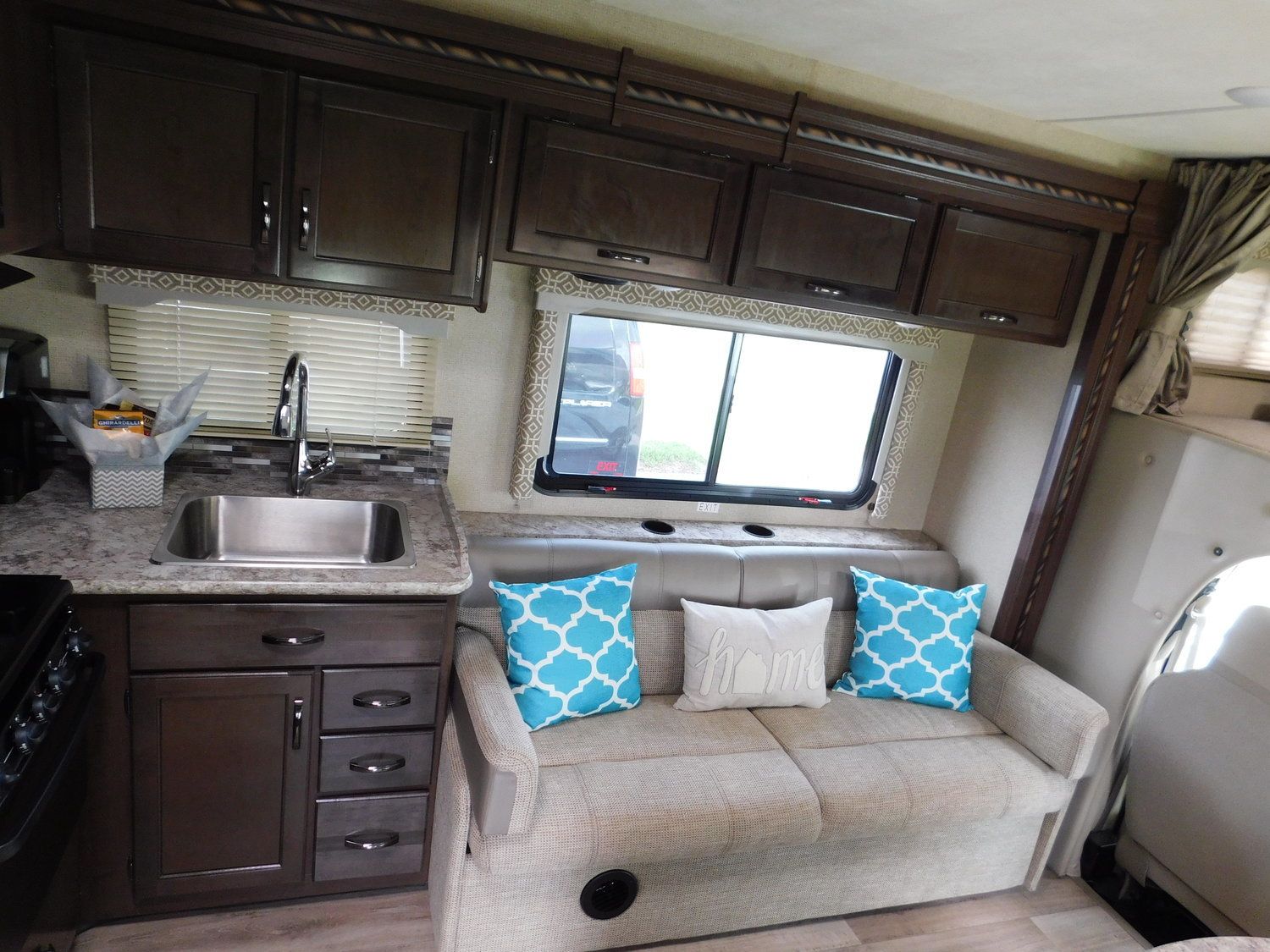 Photo 16 - 2020 Thor Class C Motorhome rental photo 18