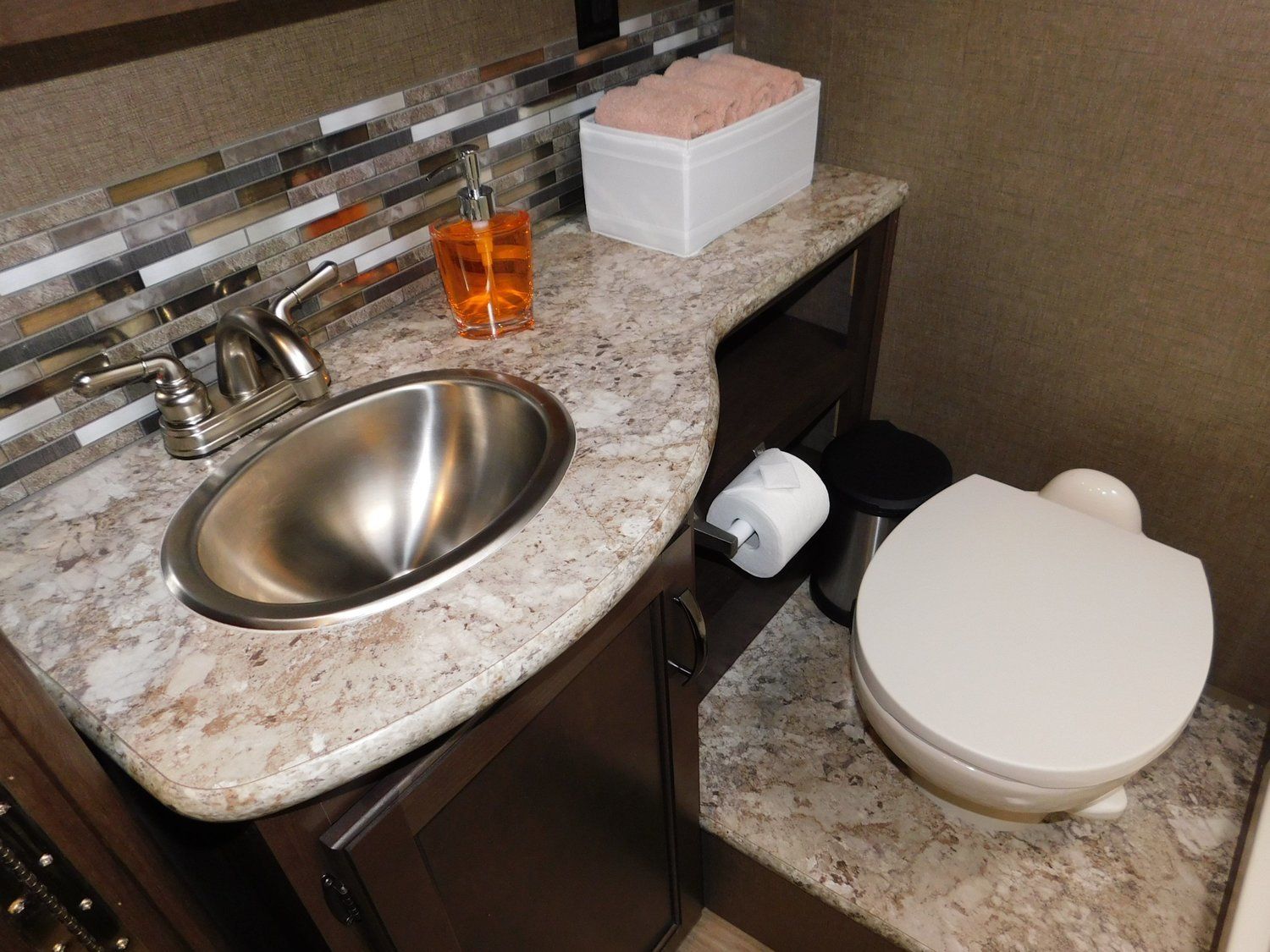 Photo 17 - 2020 Thor Class C Motorhome rental photo 19
