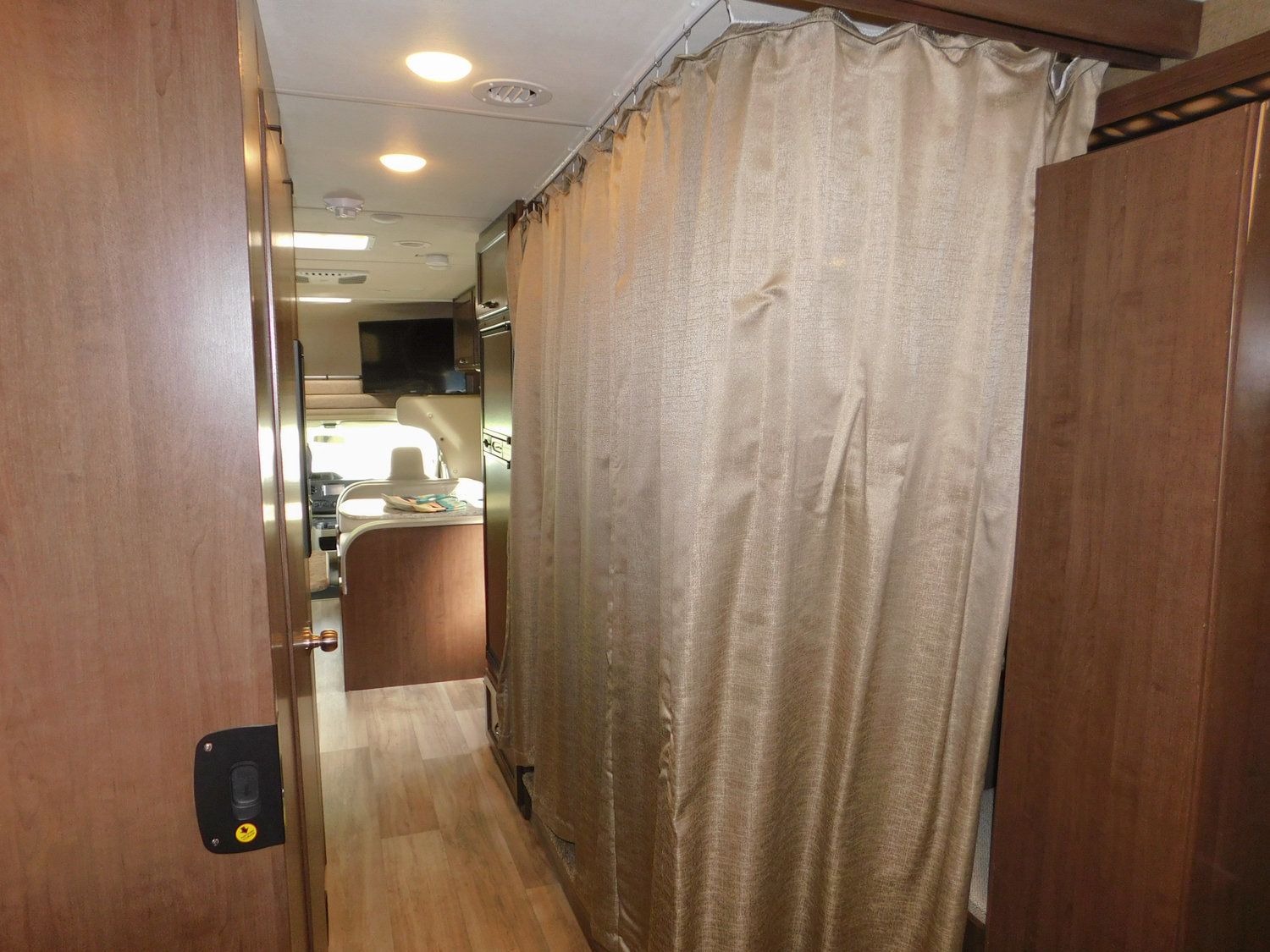Photo 19 - 2020 Thor Class C Motorhome rental photo 21