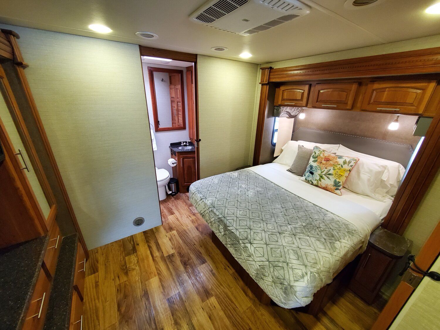 Photo 13 - 2020 Jayco Class A Motorhome rental photo 15