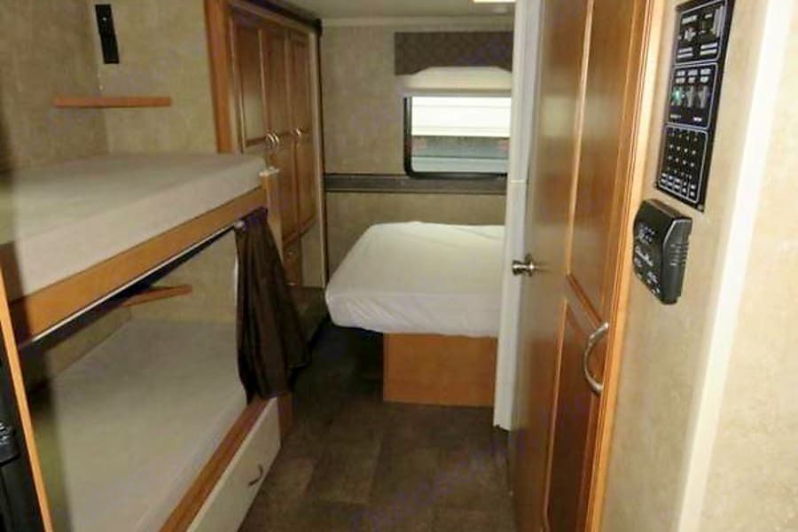 Photo 4 - 2017 Winnebago Class C Motorhome rental photo 6