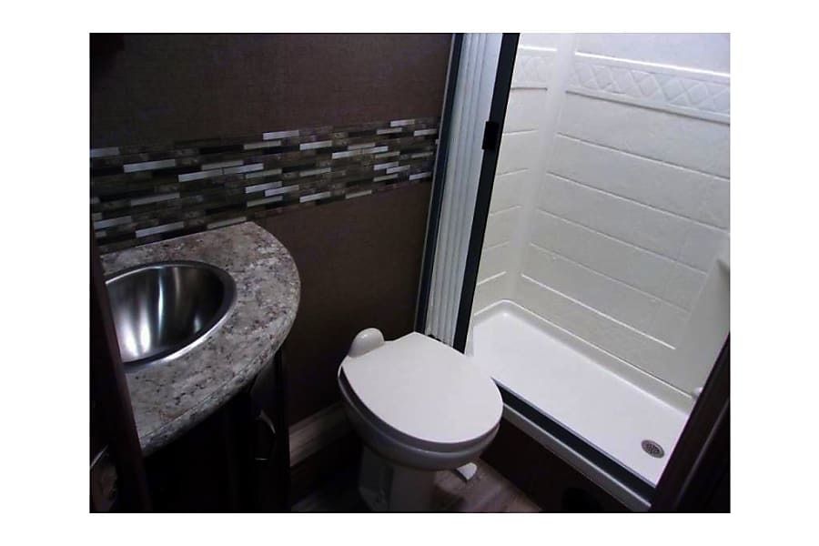 Photo 3 - 2019 Thor Class C Motorhome rental photo 5