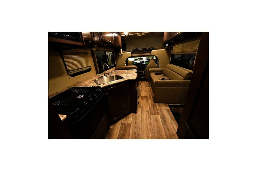 Photo 8 - 2019 Thor Class C Motorhome rental photo 10