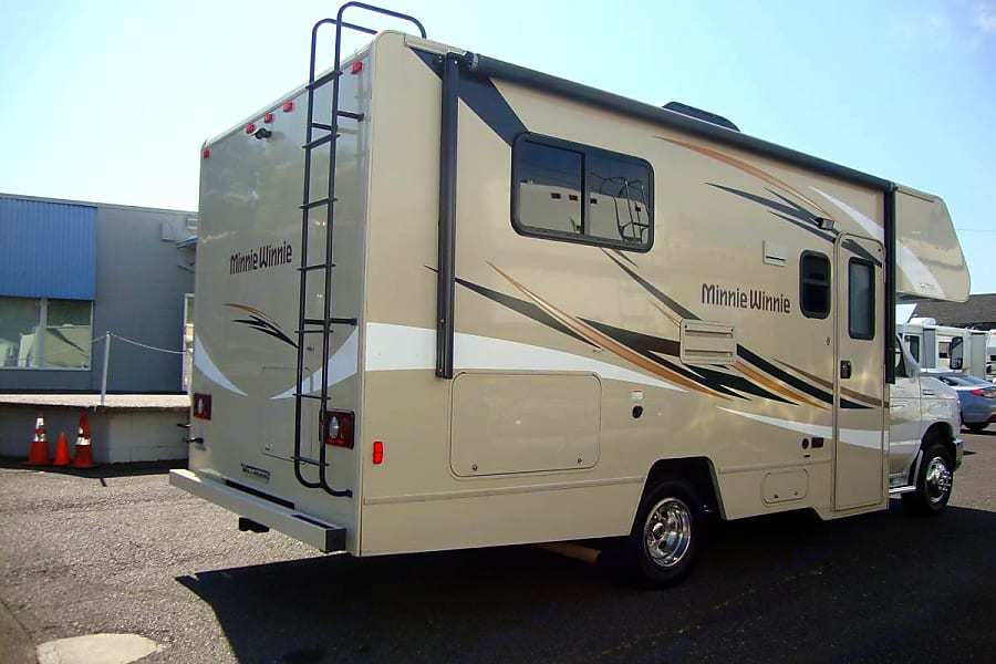 Photo 1 - 2018 Winnebago Class C Motorhome rental photo 3