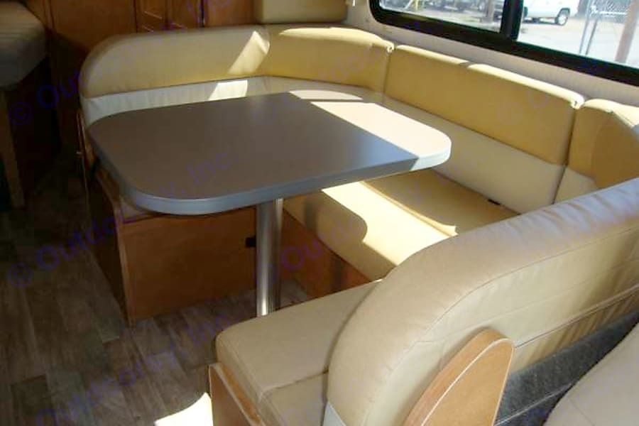 Photo 2 - 2018 Winnebago Class C Motorhome rental photo 4