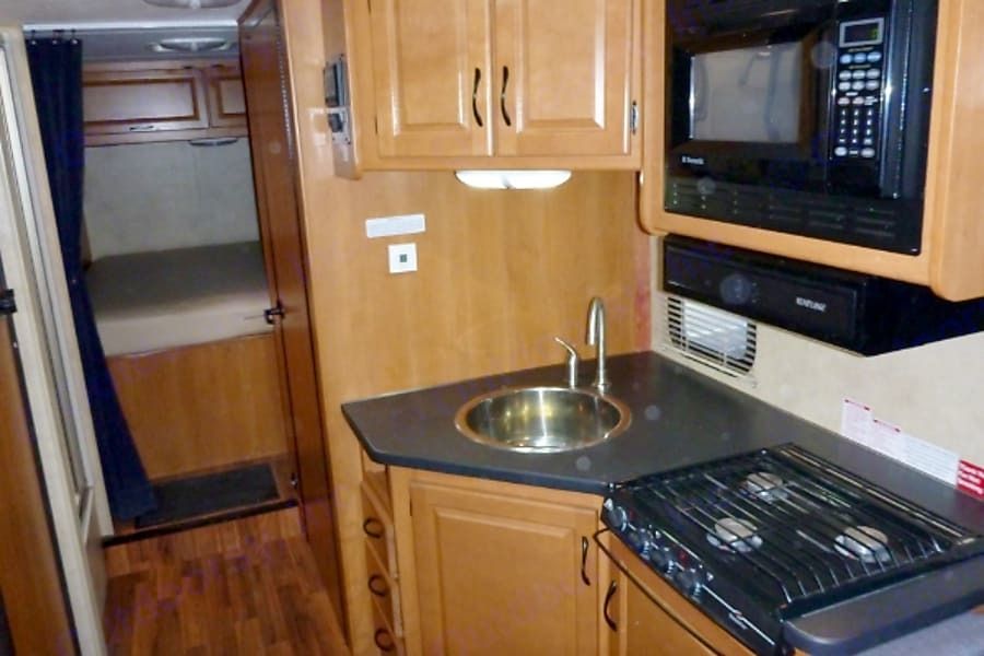 Photo 4 - 2013 Four Winds Class C Motorhome rental photo 6