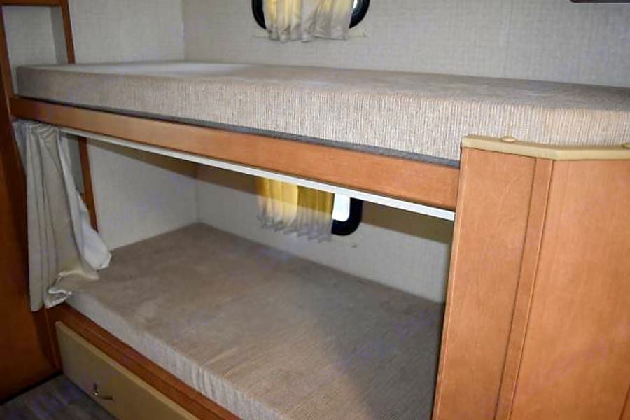 Photo 4 - 2017 Winnebago Class C Motorhome rental photo 6