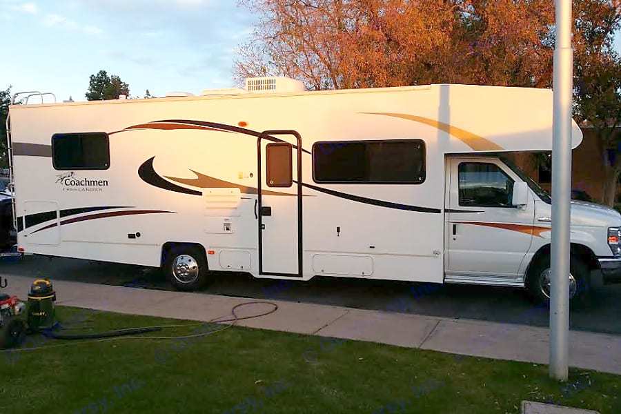 Photo 10 - 2013 Coachmen Class C Motorhome rental photo 12
