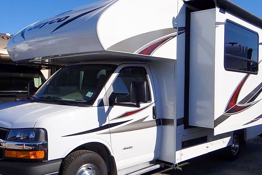 Photo 1 - 2018 Jayco Class C Motorhome rental photo 9