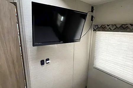 Photo 2 - 2018 Jayco Class C Motorhome rental photo 13