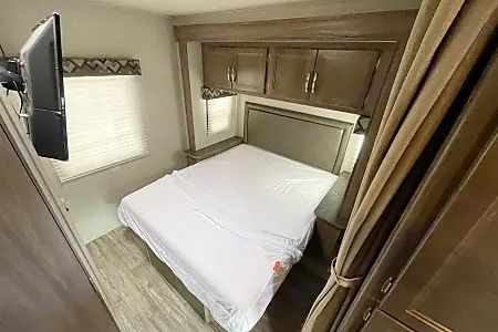 Photo 2 - 2018 Jayco Class C Motorhome rental photo 21