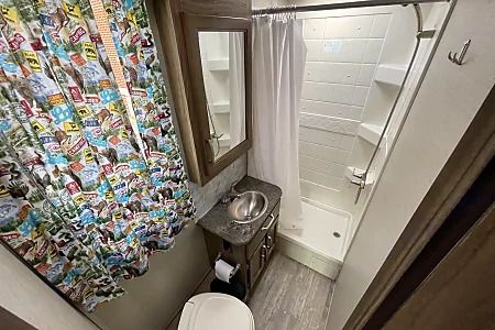 Photo 3 - 2018 Jayco Class C Motorhome rental photo 27