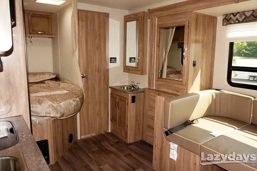 Photo 3 - 2019 Jayco Class C Motorhome rental photo 5