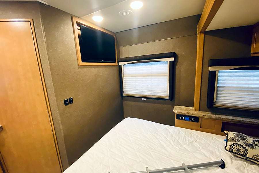 Photo 4 - 2019 Thor Class A Motorhome rental photo 6