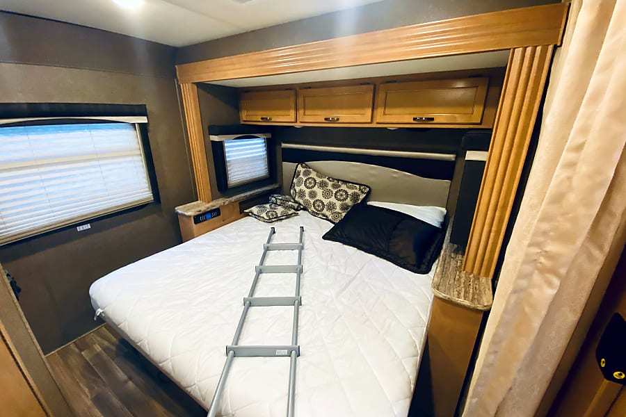 Photo 7 - 2019 Thor Class A Motorhome rental photo 9