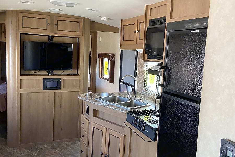 Photo 4 - 2015 Cruiser Rv Travel Trailer rental photo 6
