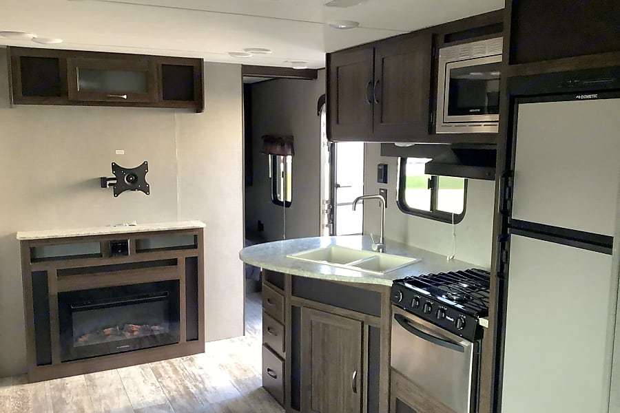 Photo 11 - 2018 Crossroads Rv Travel Trailer rental photo 13