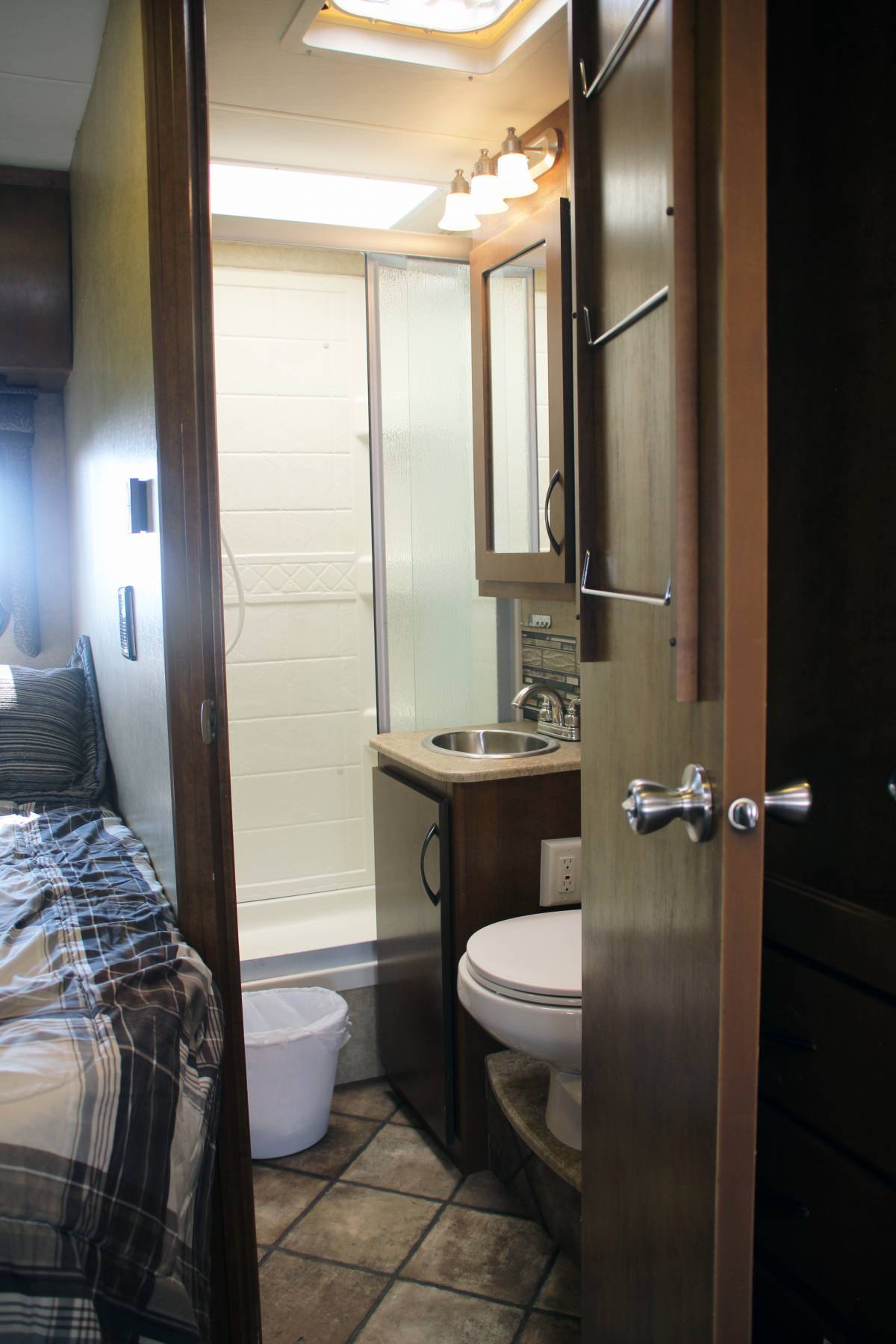 Photo 1 - 2015 Thor Class B Motorhome rental photo 21