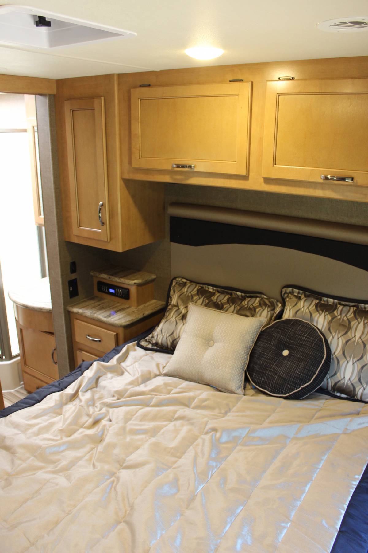 Photo 1 - 2017 Thor Class A Motorhome rental photo 25