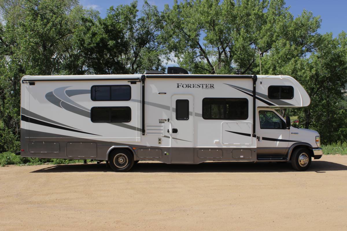 Photo 17 - 2017 Coachmen Class C Motorhome rental photo 19