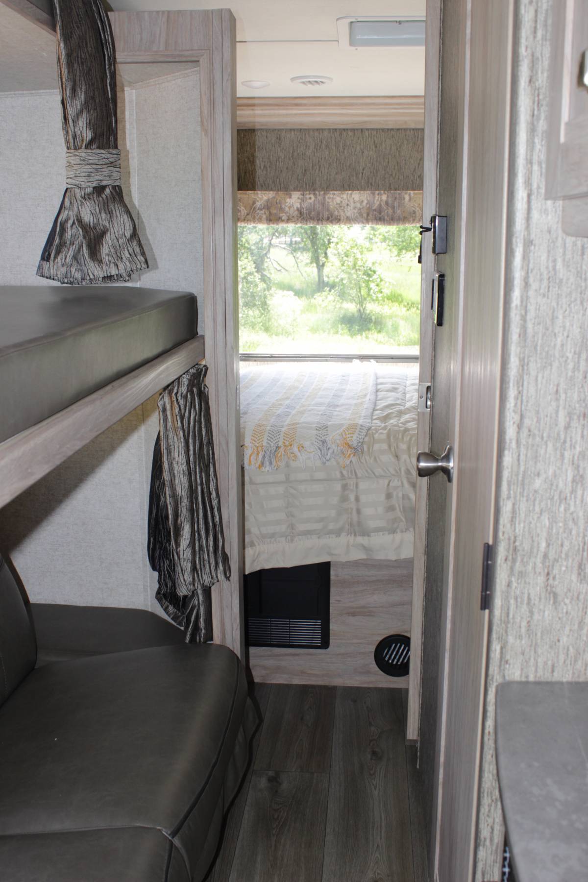 Photo 31 - 2017 Coachmen Class C Motorhome rental photo 33