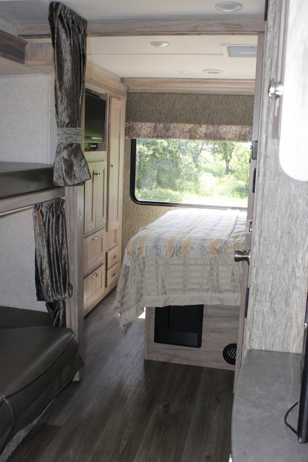 Photo 37 - 2017 Coachmen Class C Motorhome rental photo 39