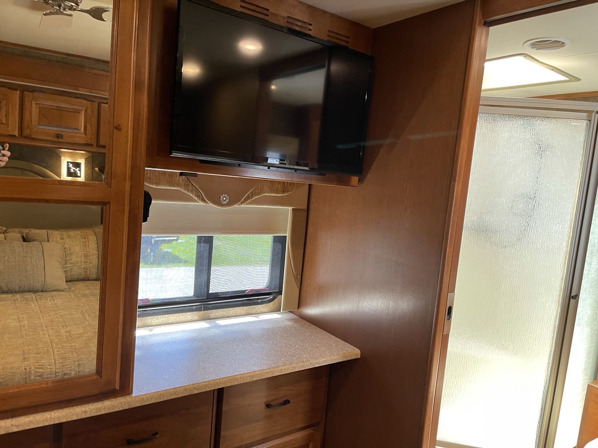 Photo 22 - 2014 Tiffin Motorhomes Class A Motorhome rental photo 24