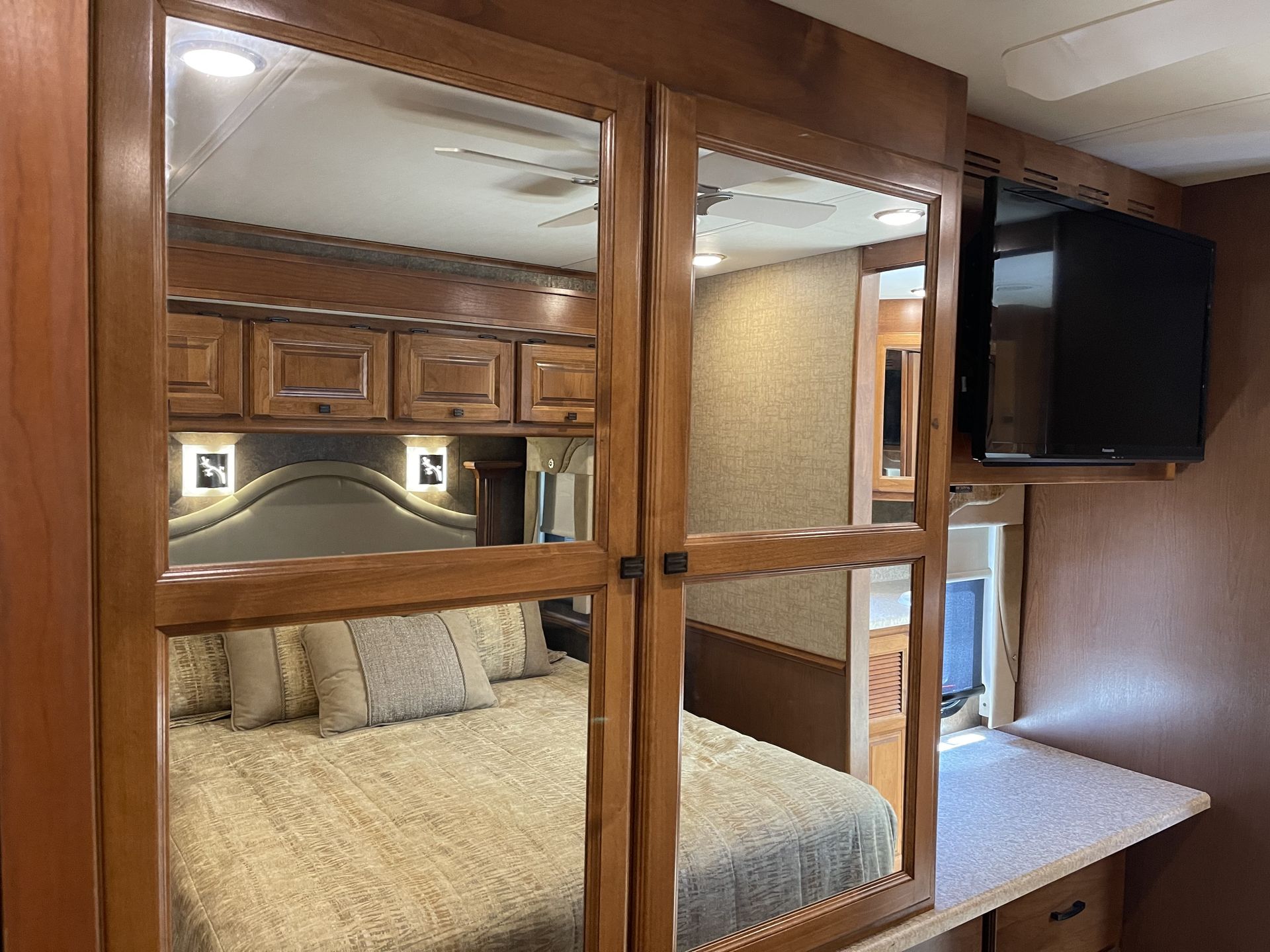 Photo 27 - 2014 Tiffin Motorhomes Class A Motorhome rental photo 28