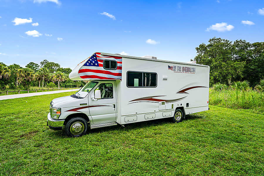 Photo 1 - 2015 Winnebago Class C Motorhome rental photo 3