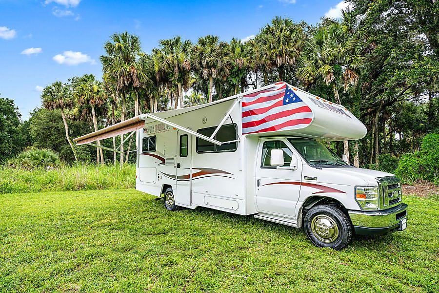 Photo 2 - 2015 Winnebago Class C Motorhome rental photo 4