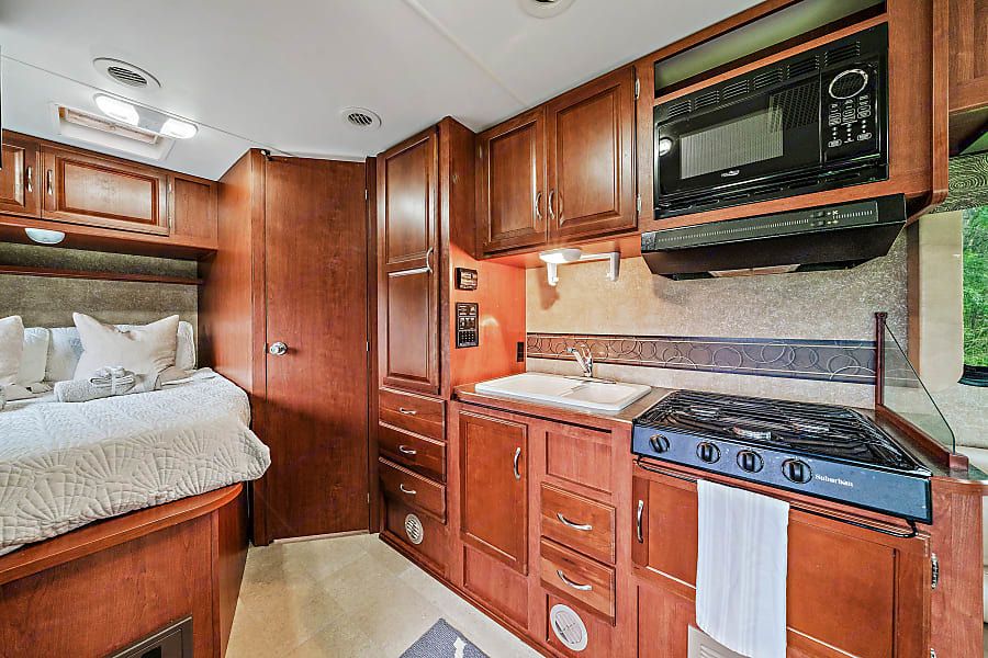 Photo 5 - 2015 Winnebago Class C Motorhome rental photo 7