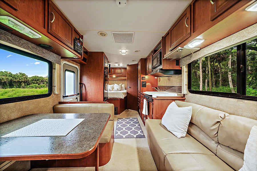 Photo 8 - 2015 Winnebago Class C Motorhome rental photo 10