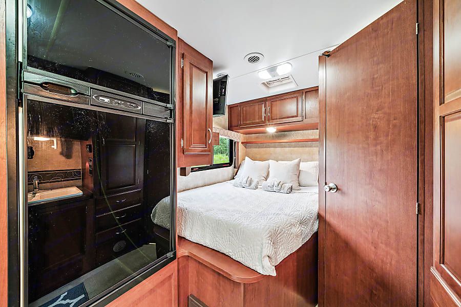 Photo 9 - 2015 Winnebago Class C Motorhome rental photo 11