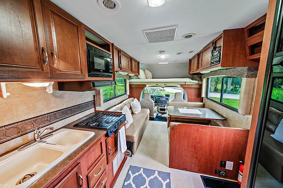 Photo 12 - 2015 Winnebago Class C Motorhome rental photo 14