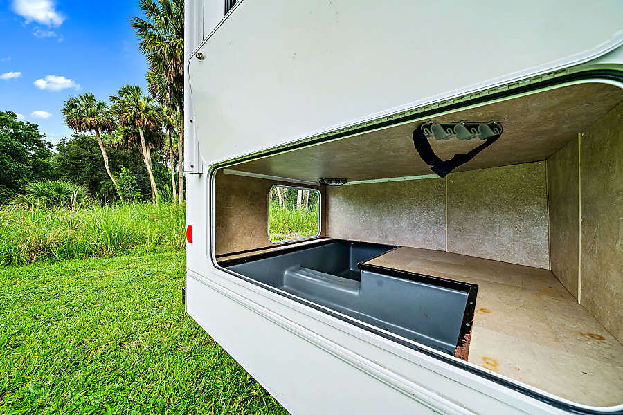 Photo 14 - 2015 Winnebago Class C Motorhome rental photo 16