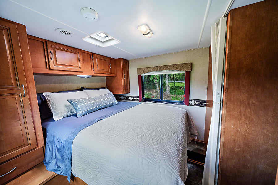 Photo 2 - 2014 Winnebago Class C Motorhome rental photo 4