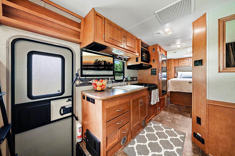 Photo 4 - 2014 Winnebago Class C Motorhome rental photo 6