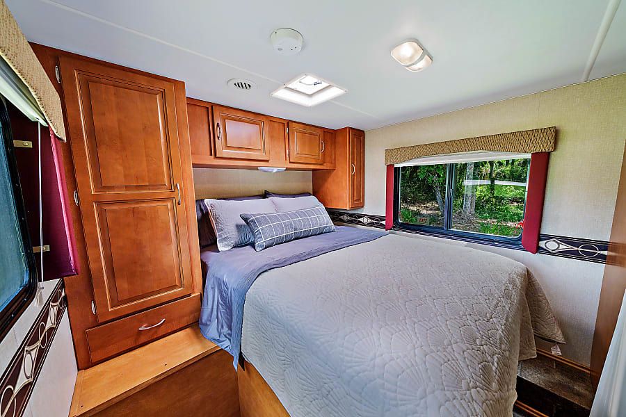Photo 7 - 2014 Winnebago Class C Motorhome rental photo 9