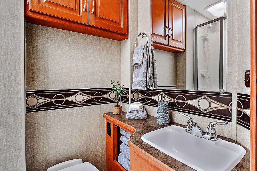 Photo 8 - 2014 Winnebago Class C Motorhome rental photo 10